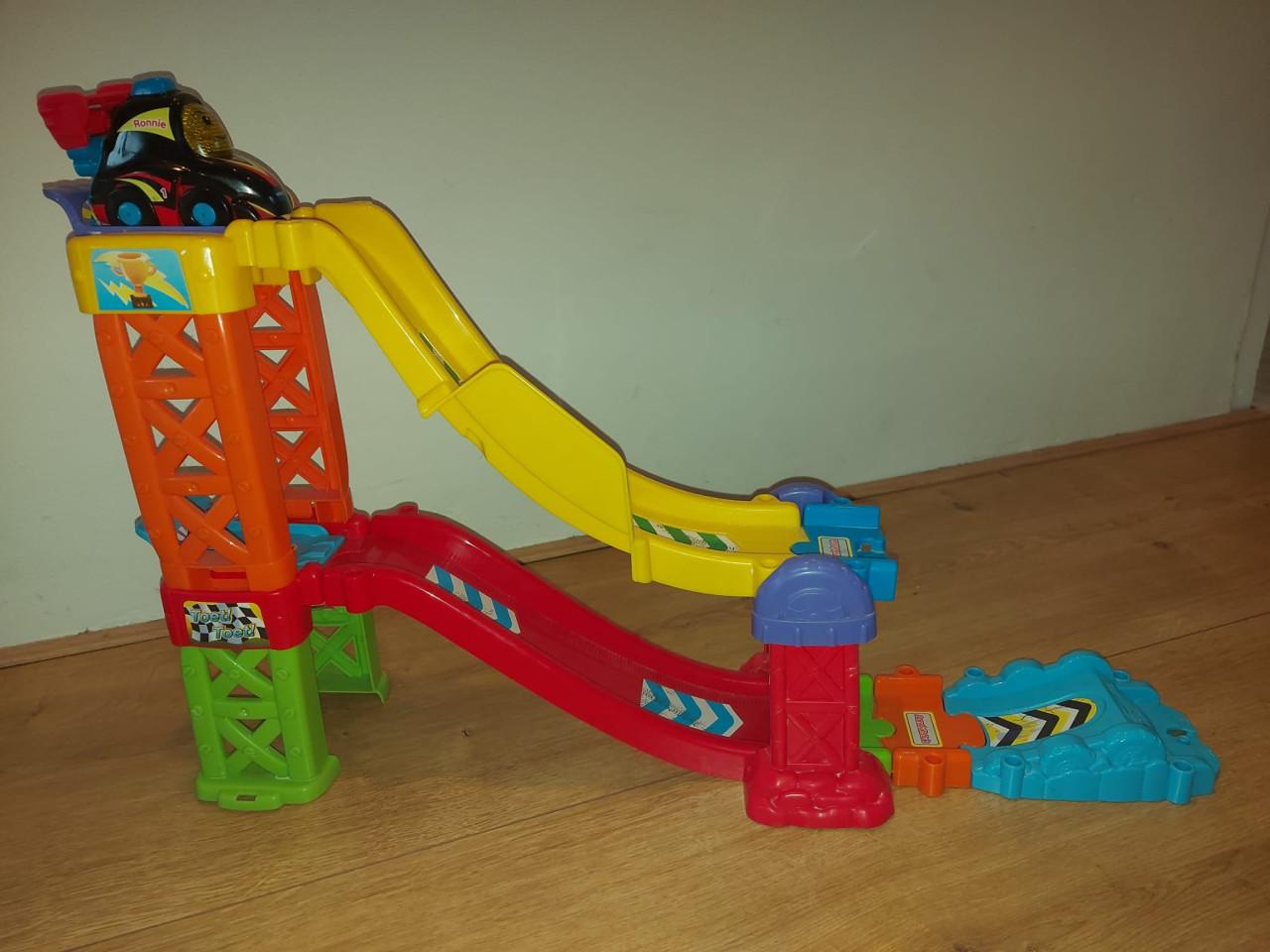 Z.g.a.n. Vtech Toet Toet 3-in-1 racebaan met Ronnie auto