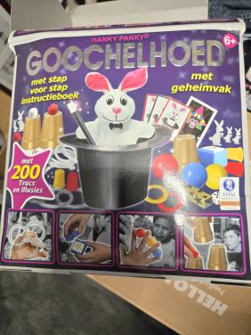 Hanky Panky Goochelhoed 1 doos 2 hoeden en bijna dubbel aantal assecoires.