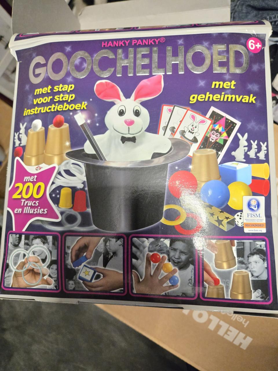 Hanky Panky Goochelhoed 1 doos 2 hoeden en bijna dubbel aantal assecoires.
