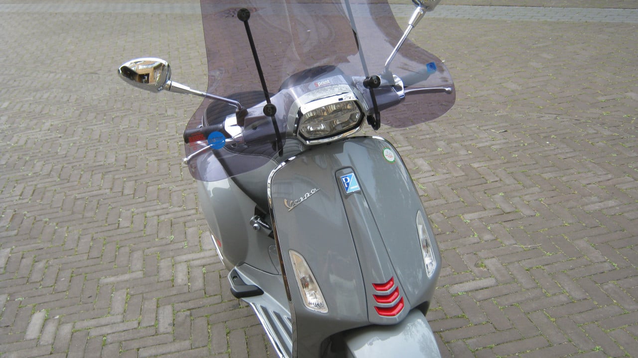 NIEUW VESPA SPRINT MET 731 KM OP DE TELLER 3000 EURO