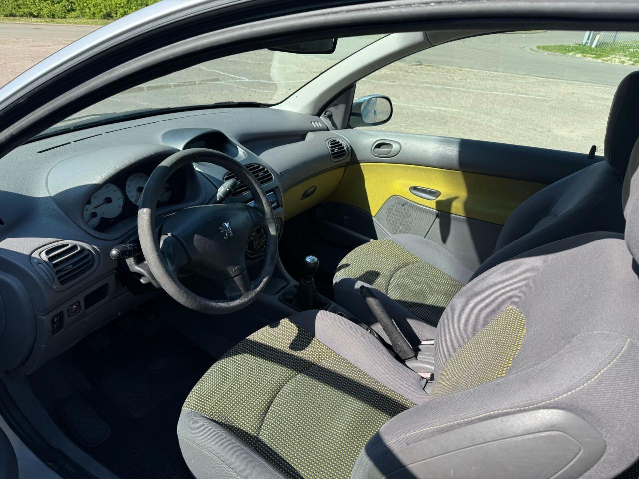 Peugeot 206  bj 2003 950 euro