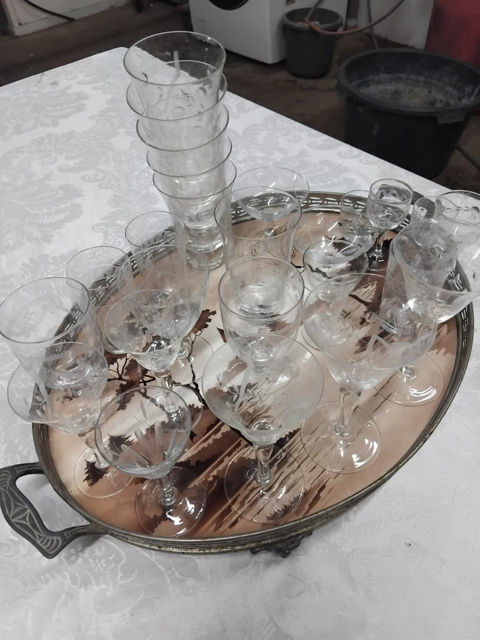 Nostalgische dienblad met 25 gegraveerde glaswerk