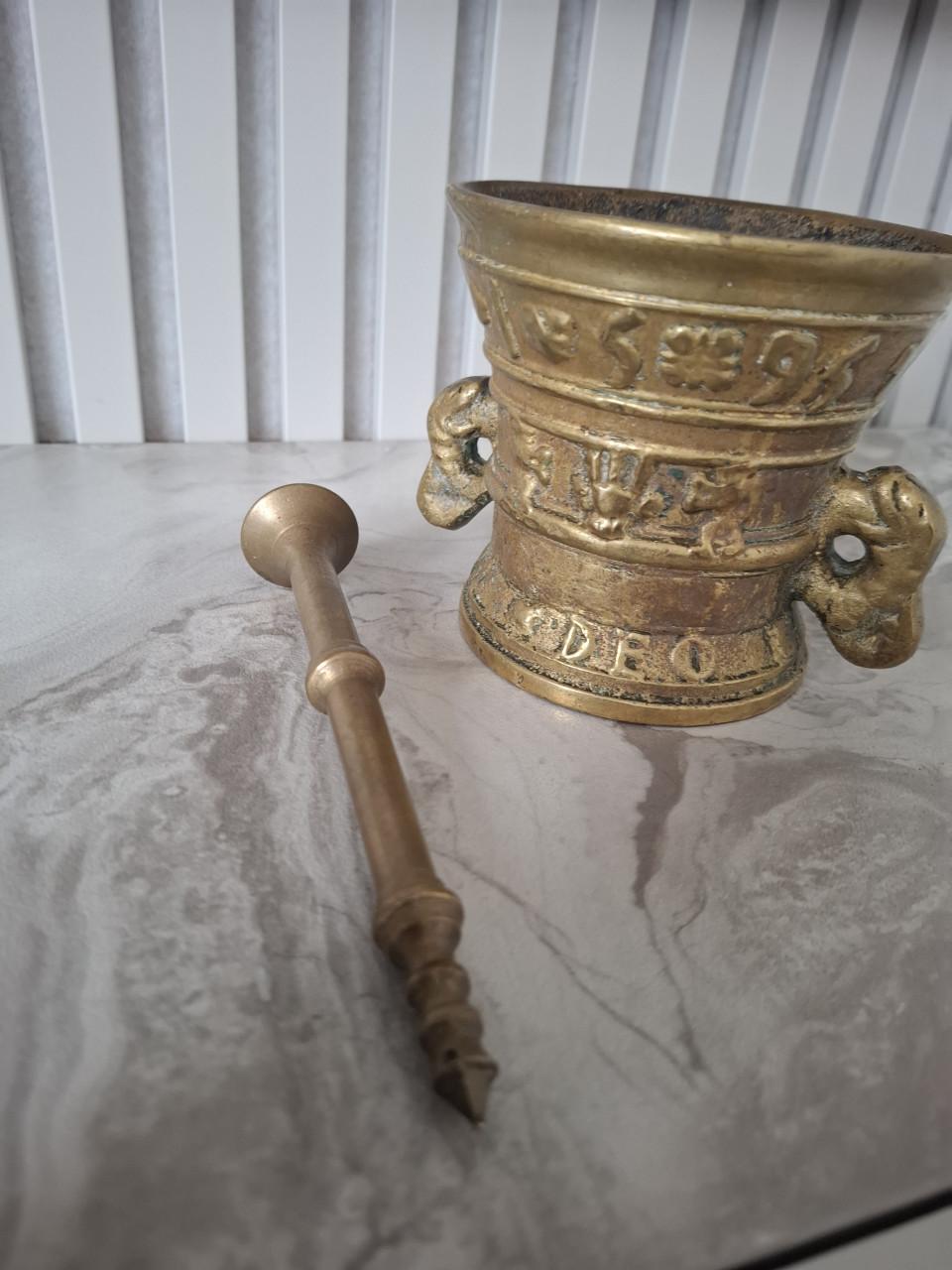Antieke Bronzen Vijzel met Stamper -bronzen vijzel 1595.