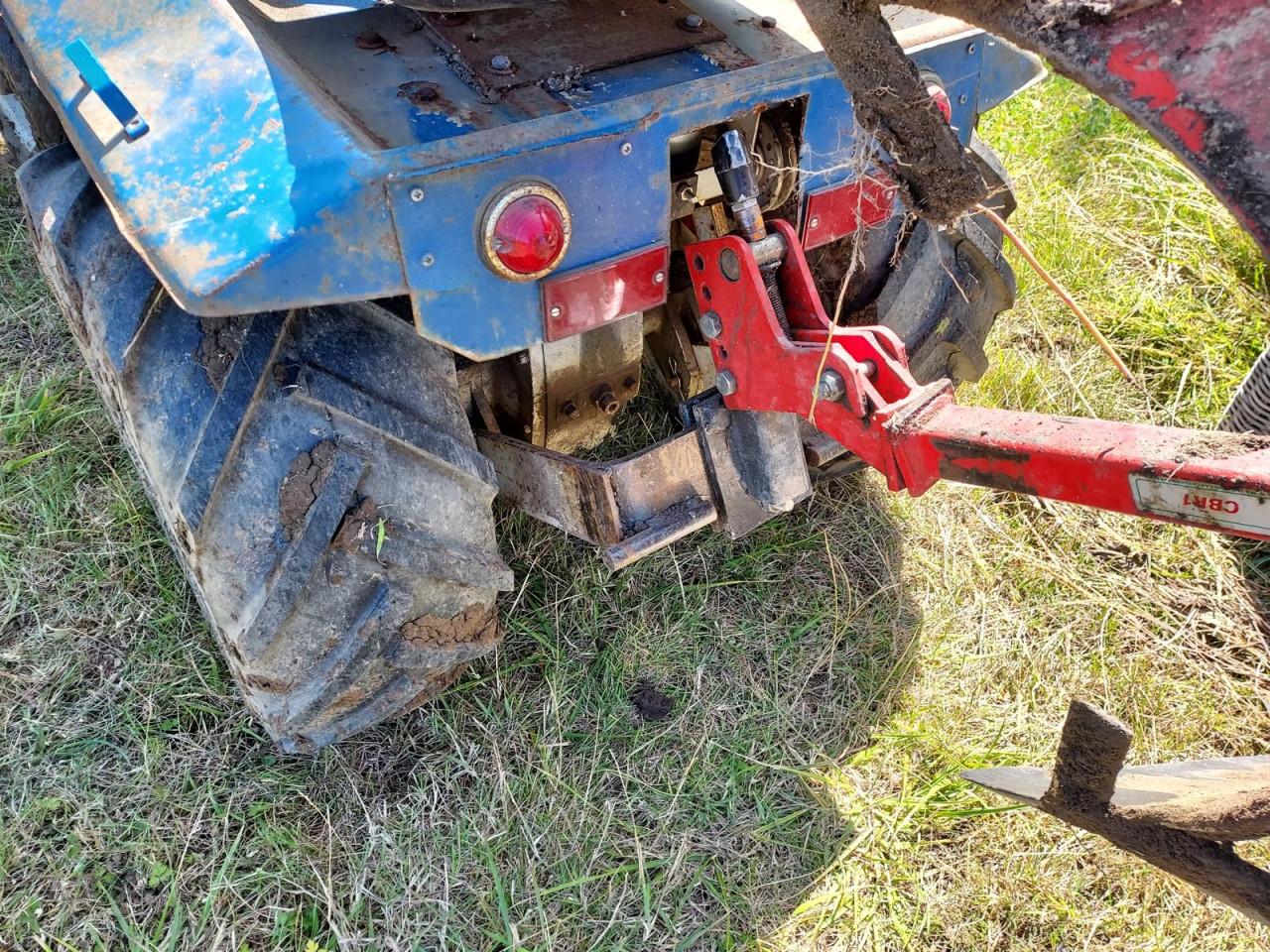 Bolens tuin tractor met accessoires uit de jaren 70.