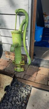 Waterpomp van gietijzer.