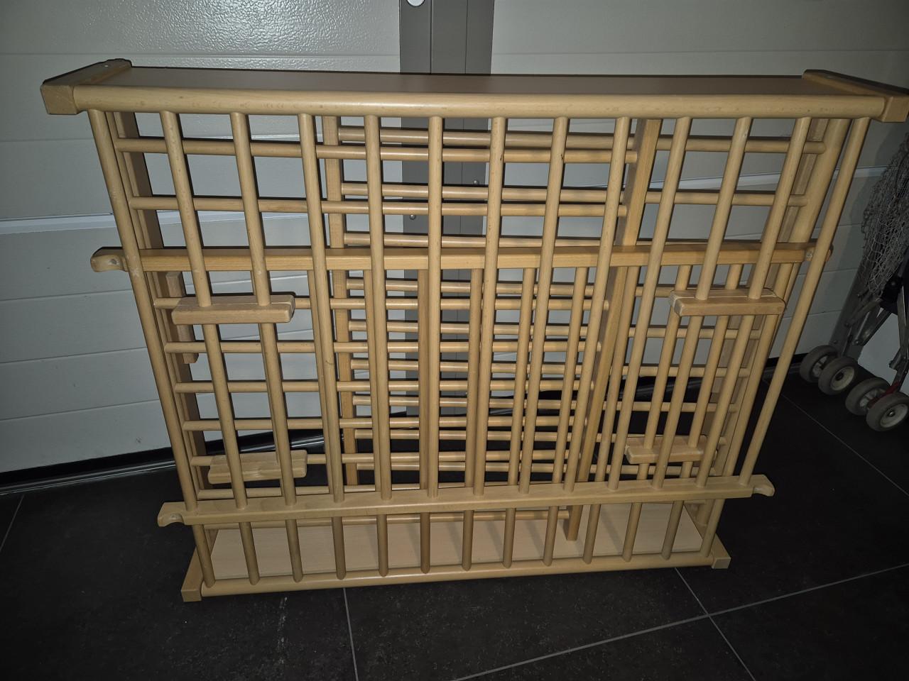 Kinderbox met verstelbare bodem.