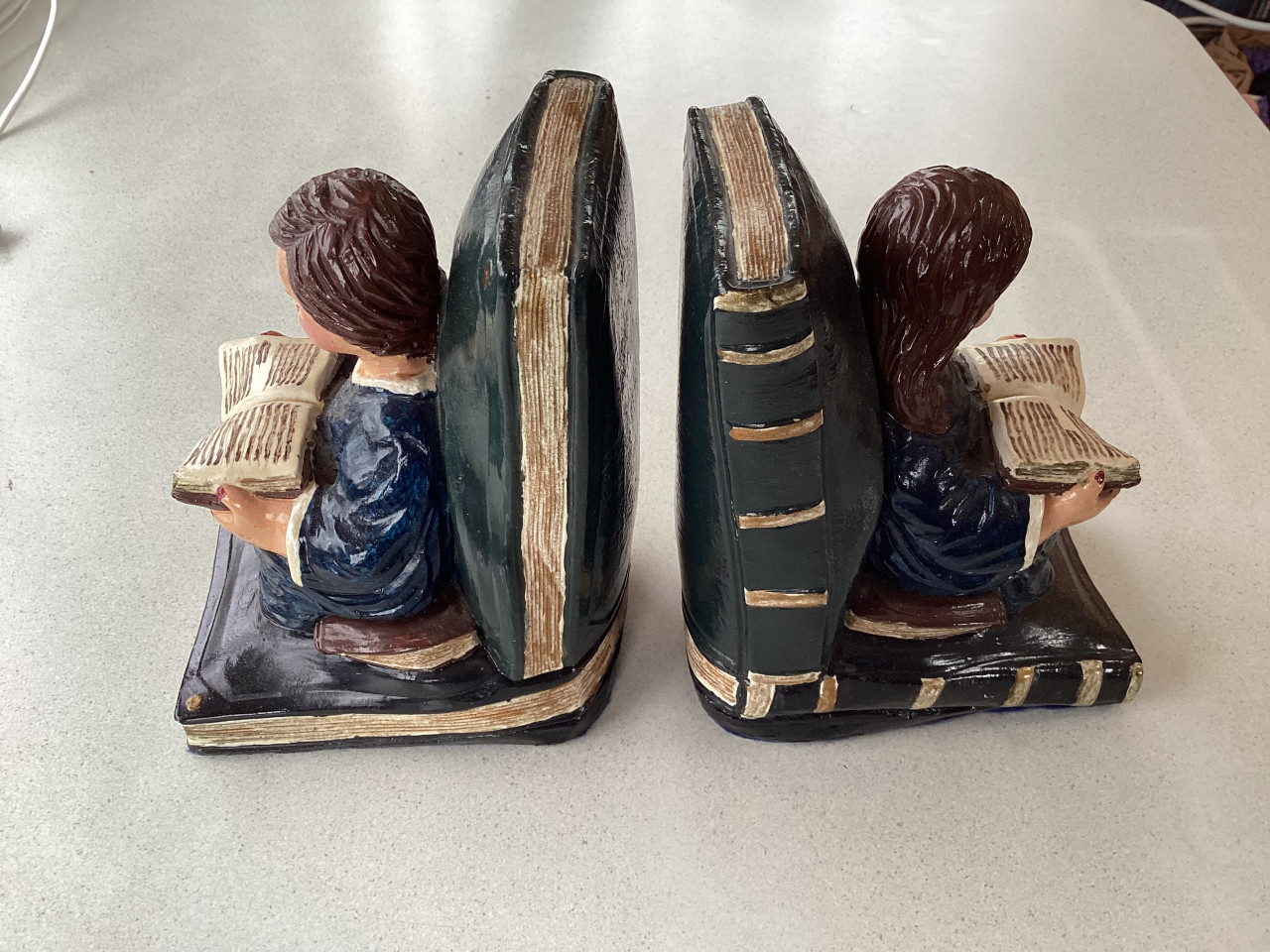 2 hele leuke zware boekensteunen.