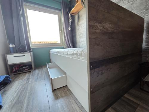 Eenpersoonsbed met opberglade