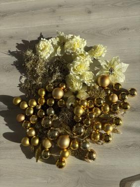 Gouden kerstversiering en witte rozen