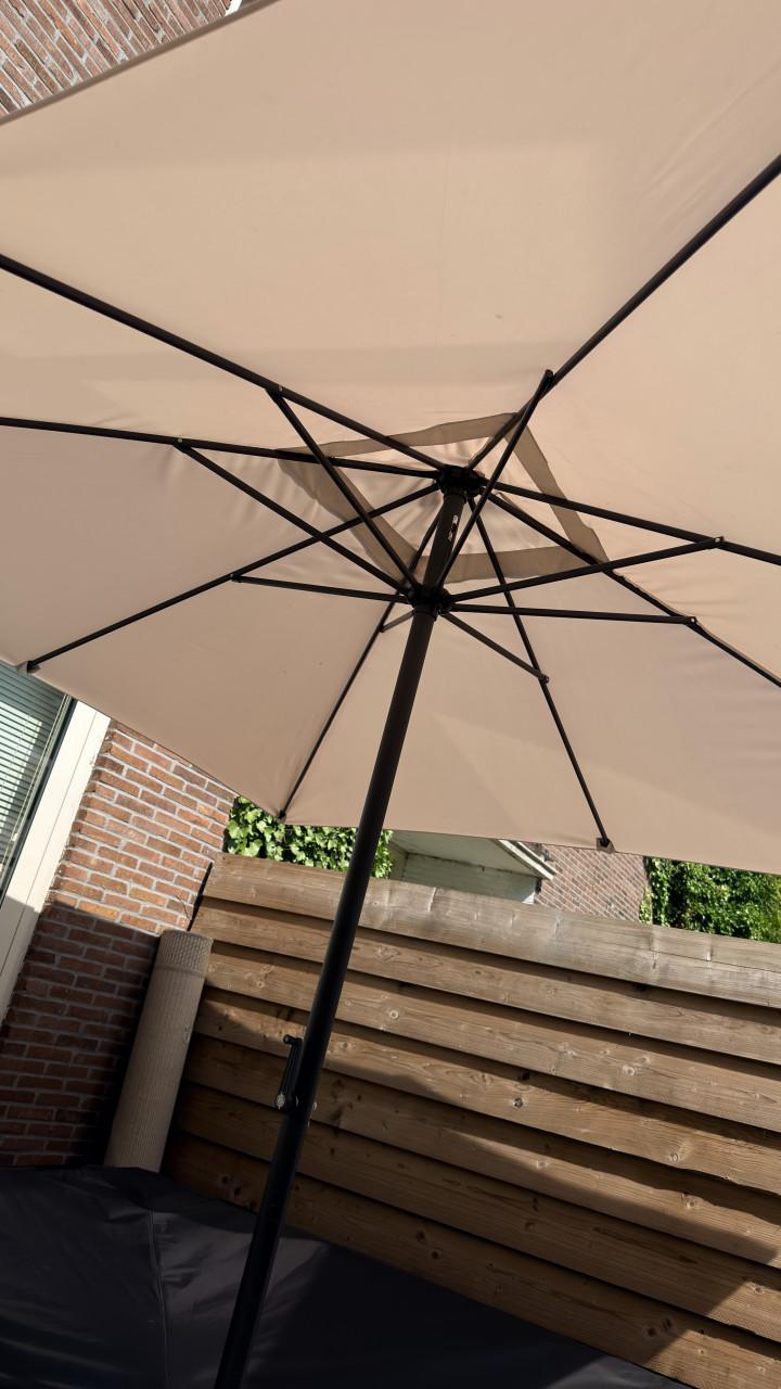 Parasol met voet