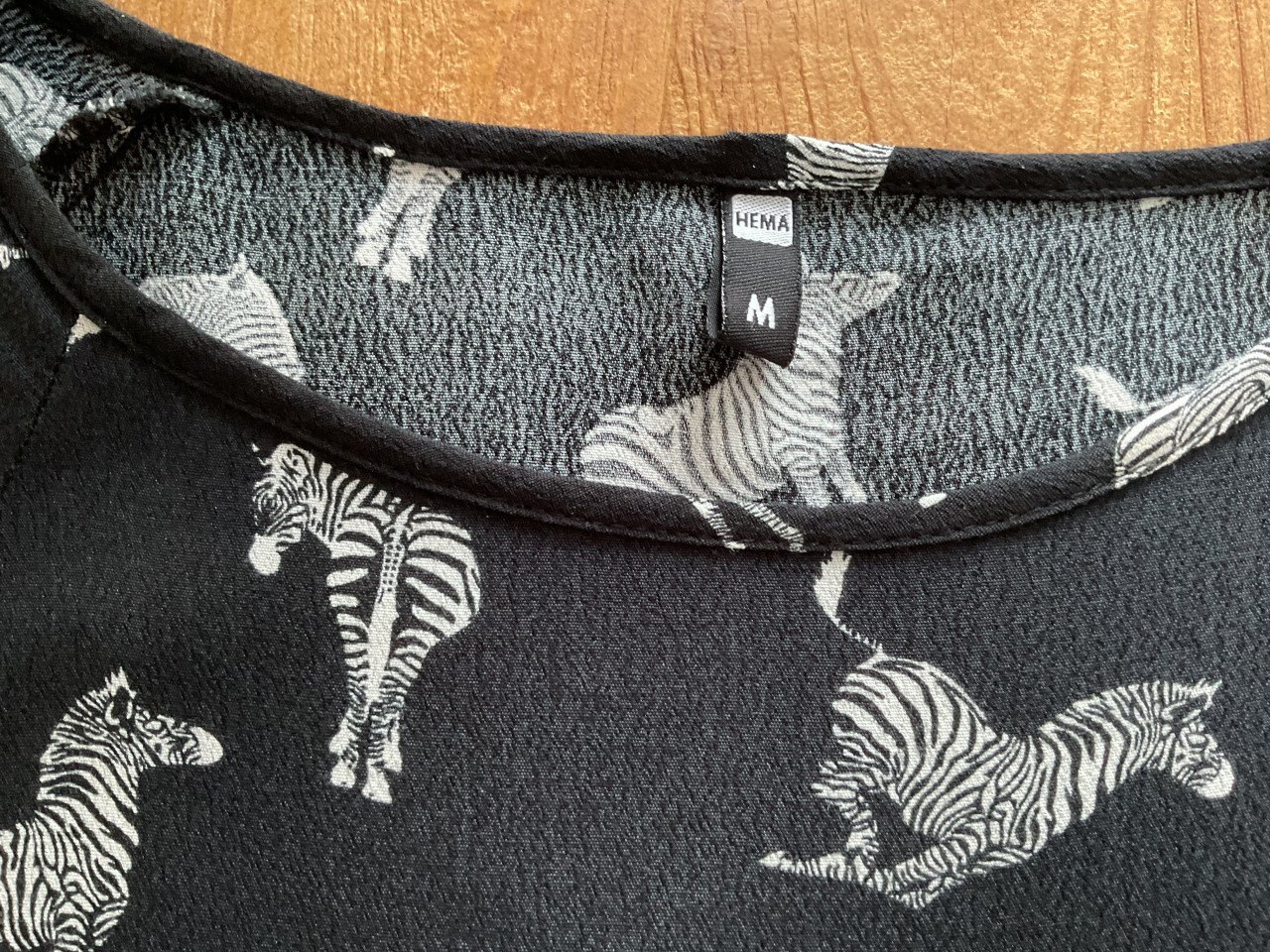 I.g.st.z. Zwarte zomerjurk met zebra’s, mt. 40/M, korte mouw