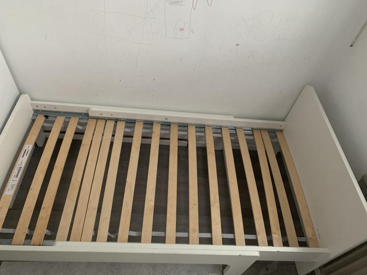 2 keer een SLÄKT / NATTAPA Bedframe met matras lattenbodem wit, 90x200 cm