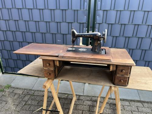 Singer Naaimaschine met houten kast en laden