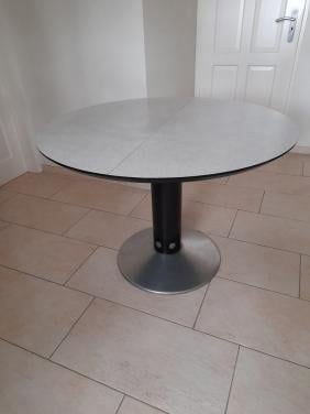 Stevige Tafel (uittrekbaar) in goede staat !   (105 rond)