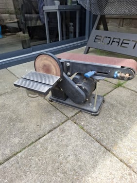 Krachtige bandschuurmachine van Ferm
