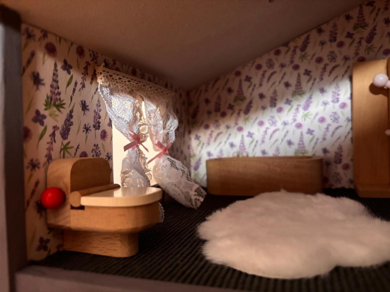 Middelgroot poppenhuis met meubels en poppen