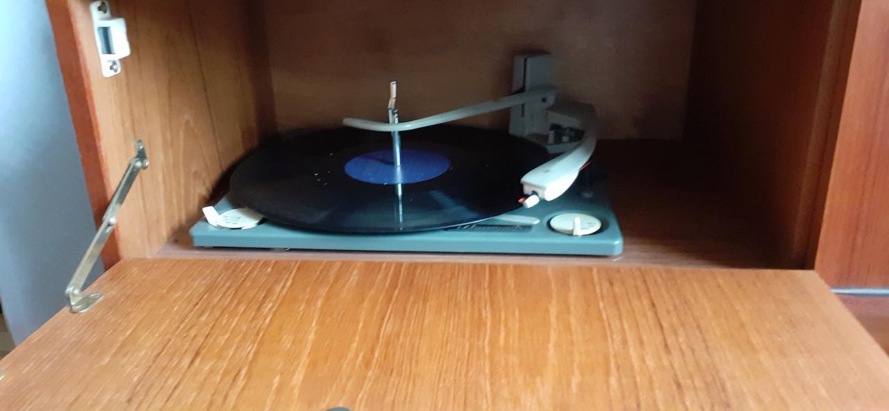 Vintage radio meubel met pick up en platen wisselaar