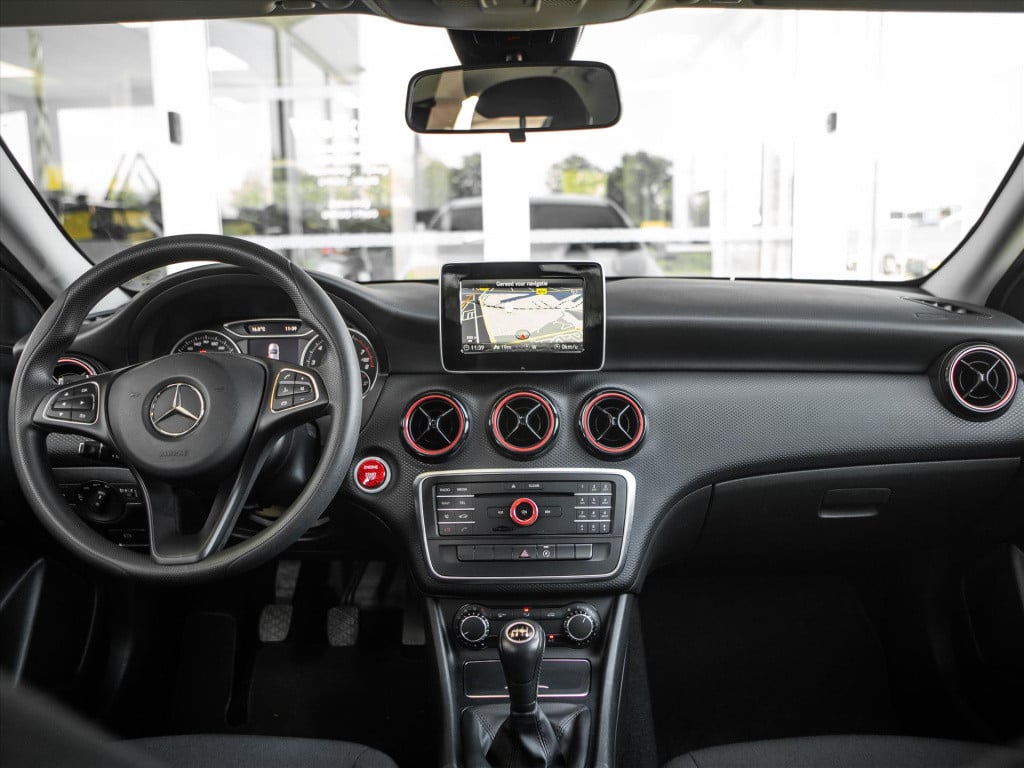 Mercedes-Benz A-Klasse a160 102pk business | navigatie | trekhaak | cruise 