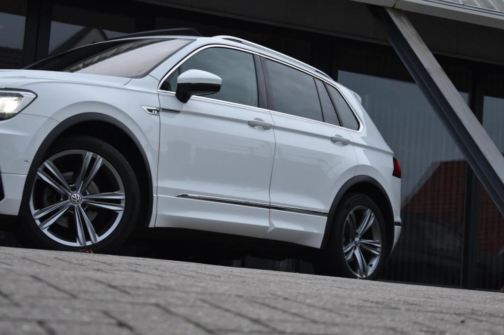 Volkswagen Tiguan 1.5 tsi act r-line | trekhaak | camera | dealer onderhoud