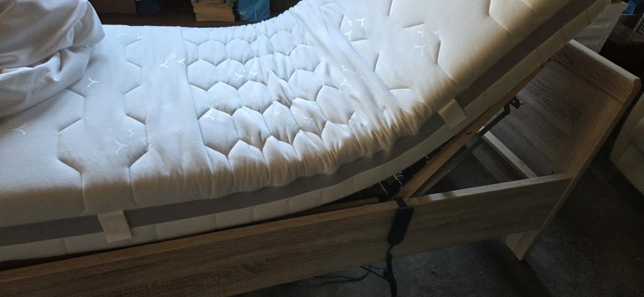 Seniorenbed en nachtkastje