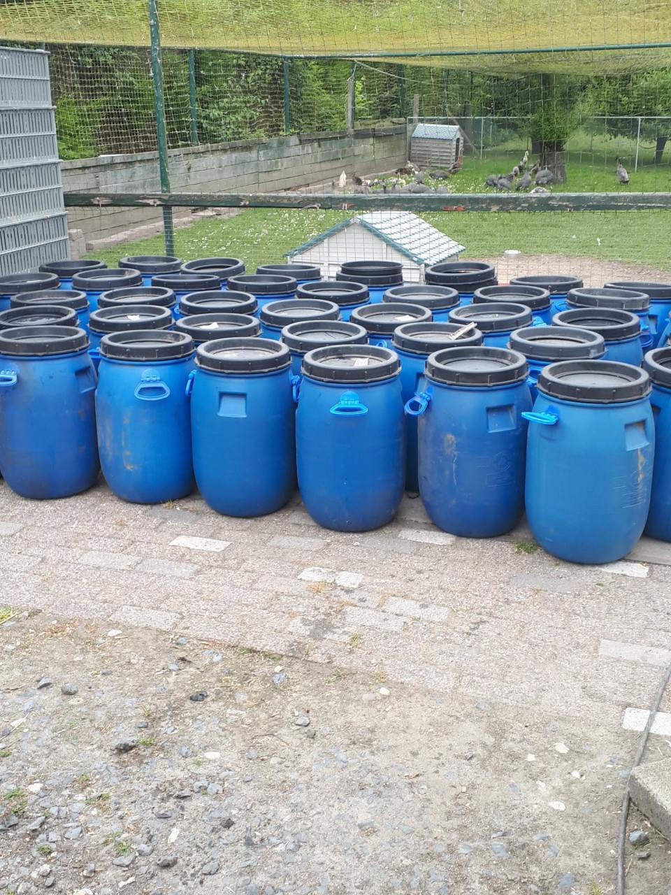 Blauwe voertonnen
