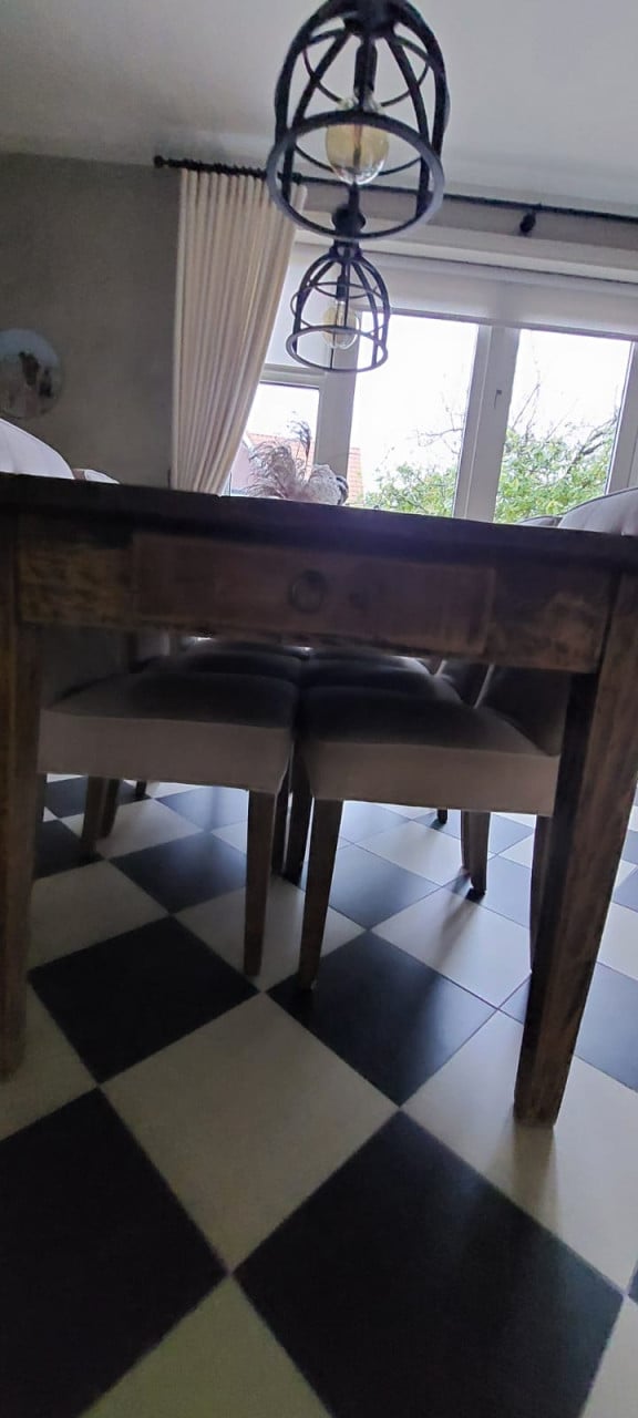 Eetkamertafel met 6 stoelen