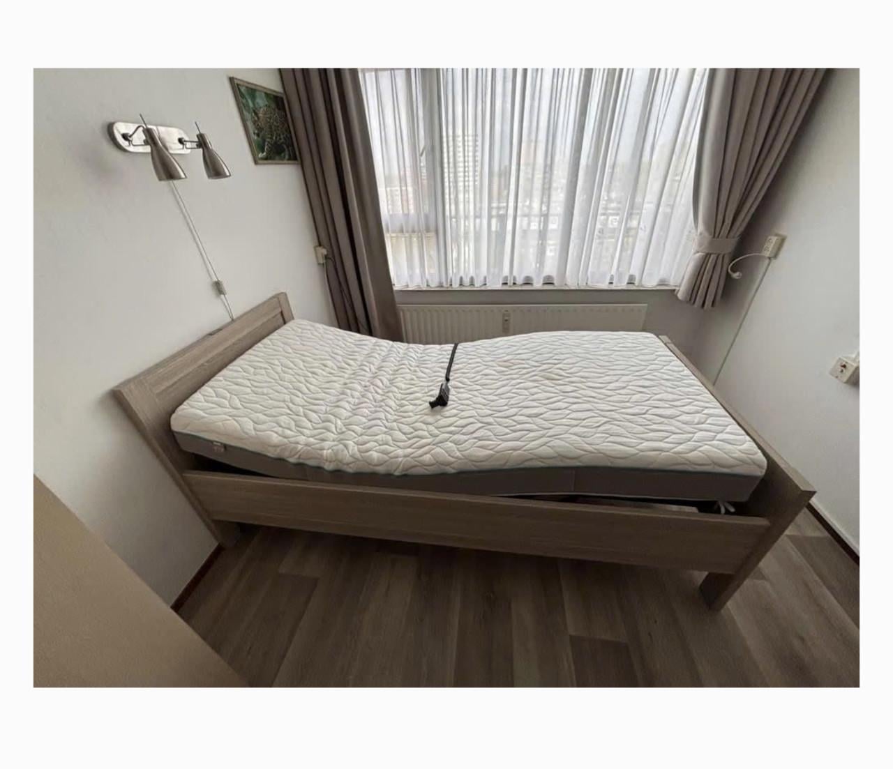 Seniorenbed met elektrisch verstelbaar hoofd en voeteinde 200x90 cm.