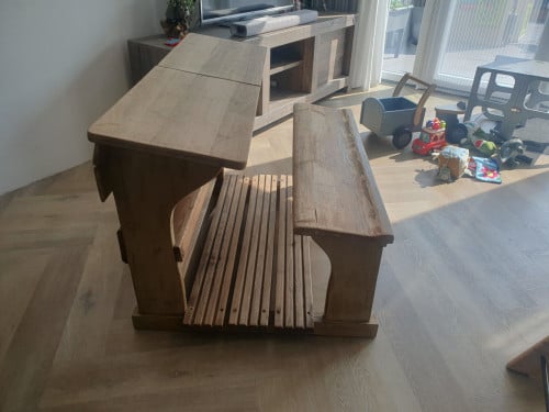 Antiek schoolbankje