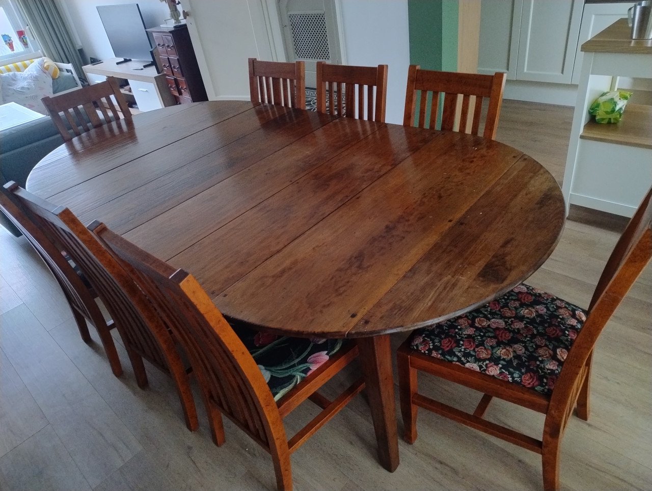 Ideal Dining table 120cm round, extendable to 175 & 220cm with 8 chairs