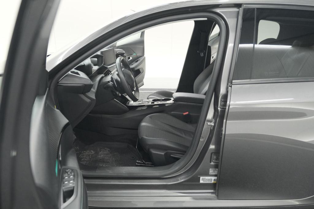 Peugeot 208 puretech 100 eat8 allure pack | camera | apple carplay | parkee