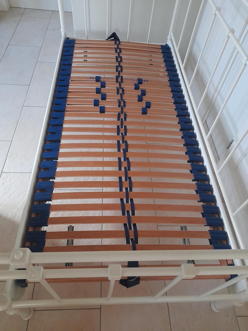 Metalen 1 persoons bed 90x 200 met verstelbare lattenbodem (in goede staat)