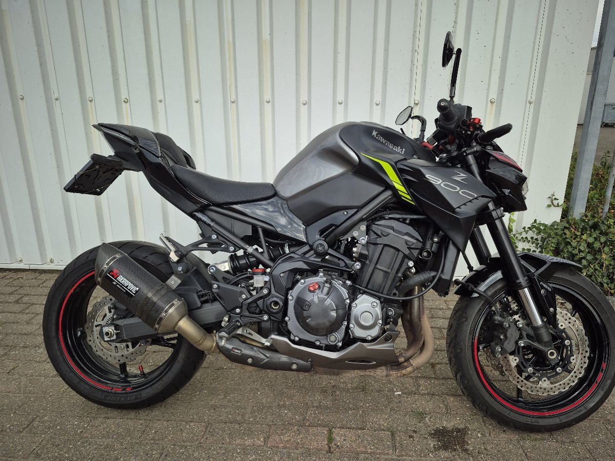 Kawasaki Z900 acrapovic uit 2023