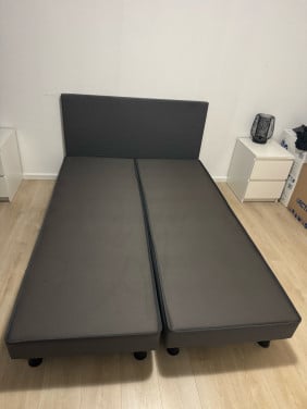 Stevige boxspring met hoofdbord – 140x200