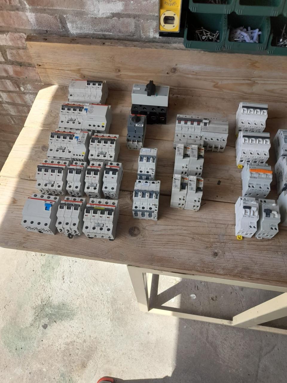 Div schakel matriaal