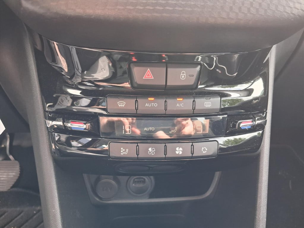 Peugeot 208 allure 1.2-110pk 5d (vol)automaat(eat6) navigatie | apple carpl