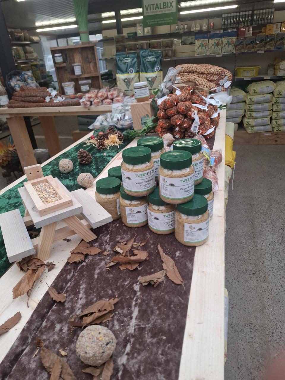 Allerlei voeders voor de vogels in de natuur