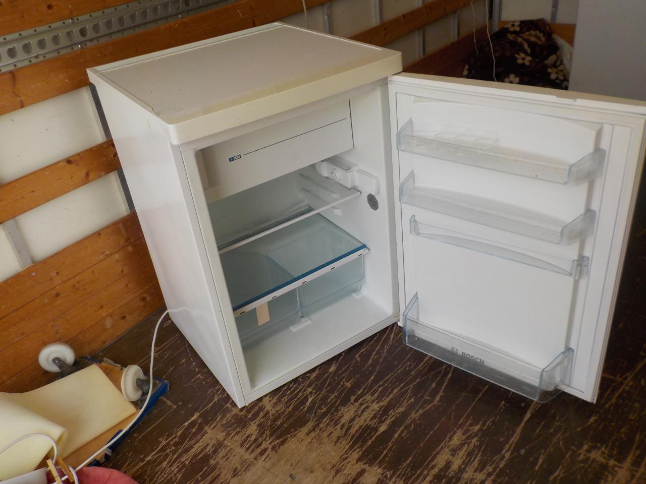 Wat ouder tafelmodel koelkast met klein vriezer er in BOSCH