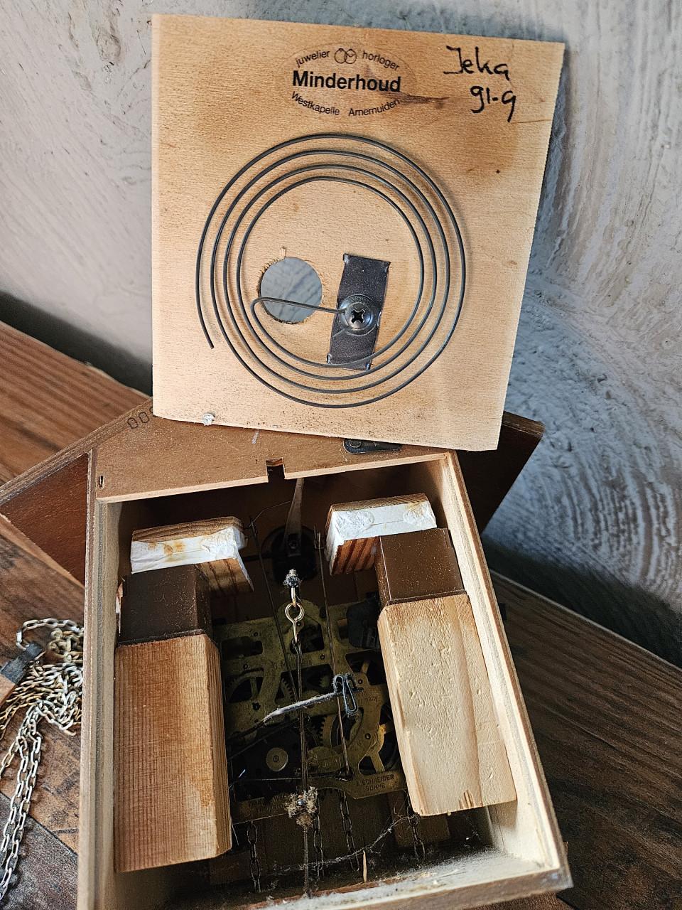 Antieke Koekoeksklok met Hertenkop en Jachttafereel