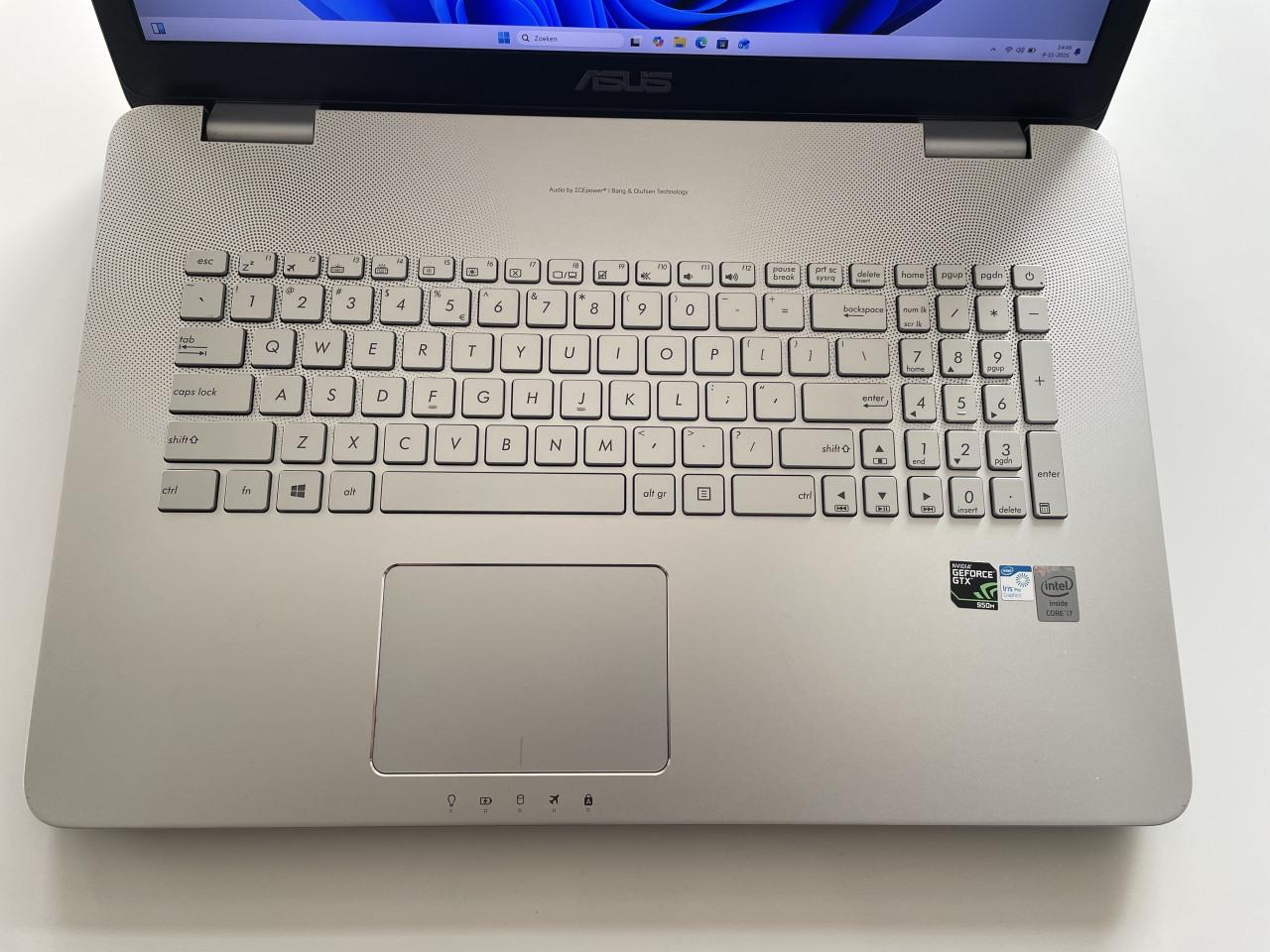 Asus 17.3 inch - Game laptop Windows 11 i7 SSD Office Illustator Muis