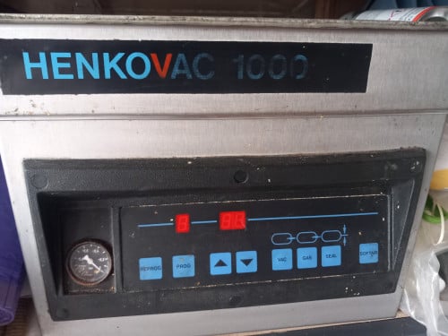 Te koop VACUUMMACHINE HENKELMAN met vacuumzakken