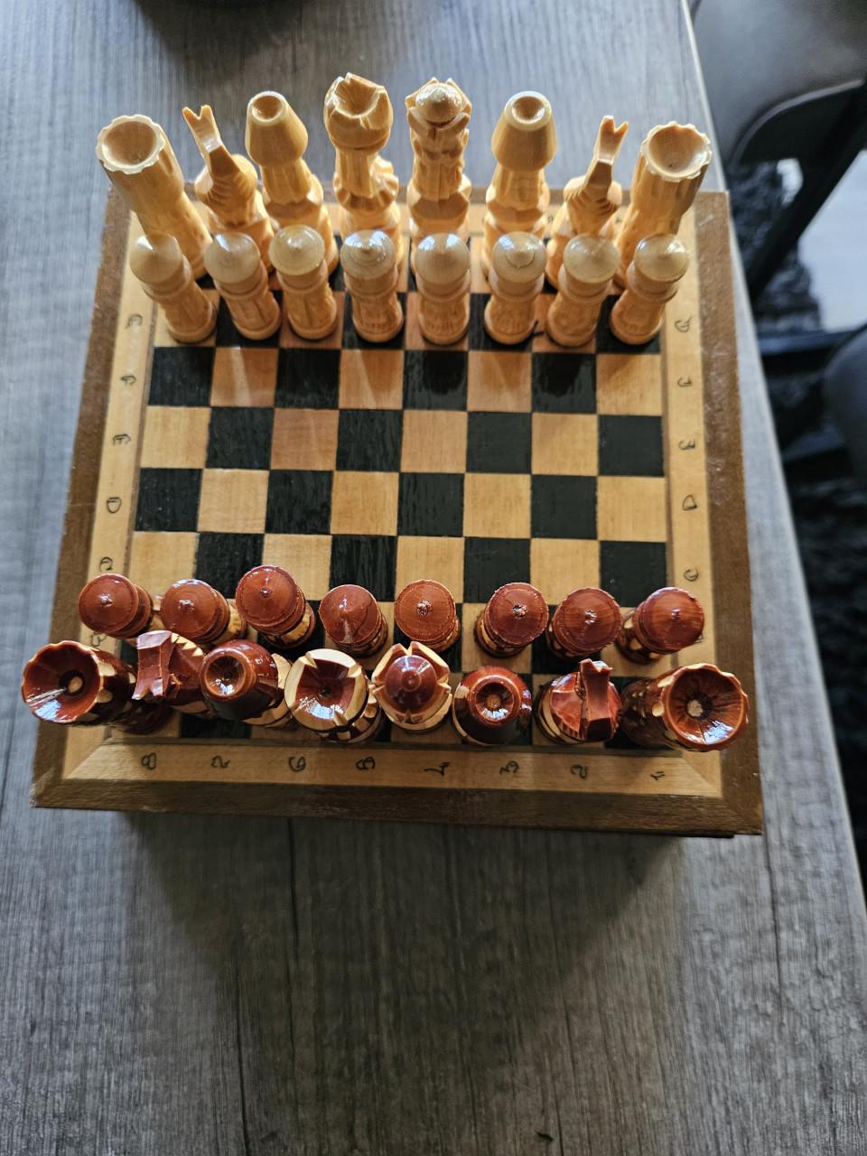 Prachtig handgemaakt houten schaakspel, mooi houtsnijwerk