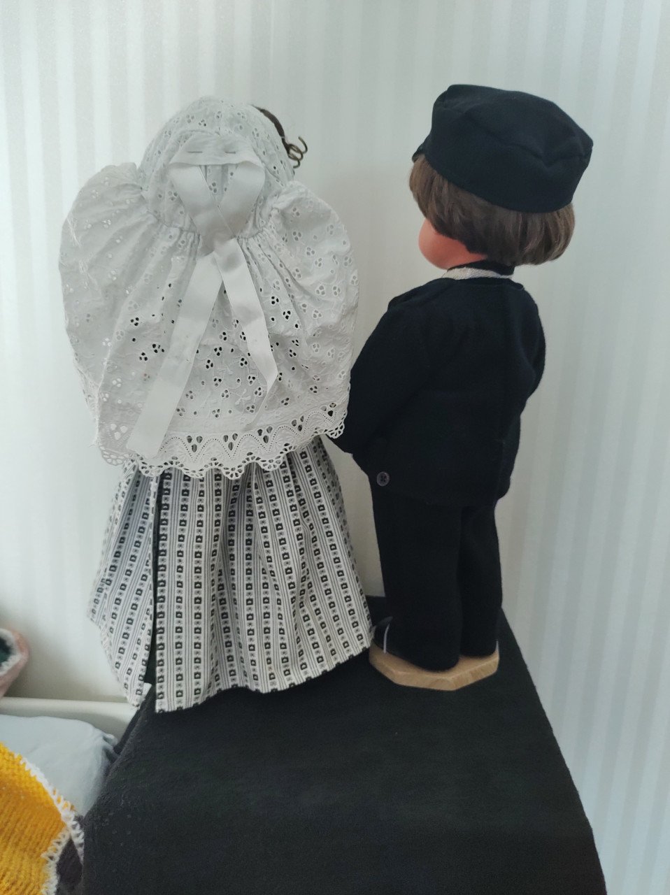 3 stel prachtige poppen op originele Walcherse klederdracht