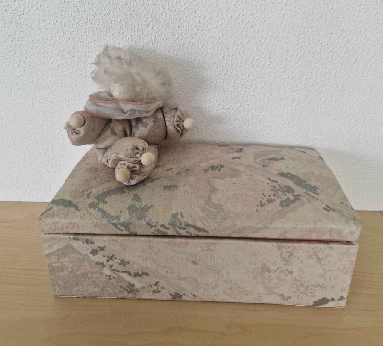 Handgemaakte gevoerde doos met clowntje, 26x14x9 cm