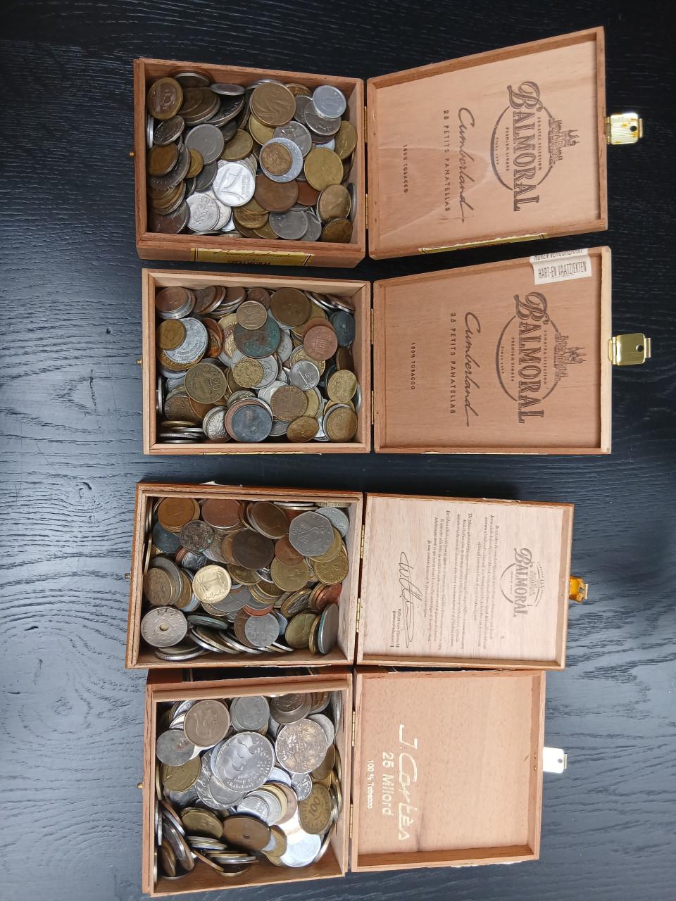 4 doosjes buitenlandse munten