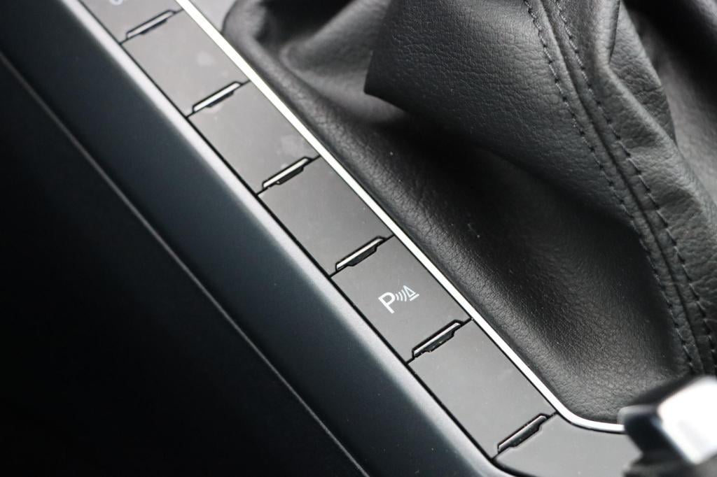 Volkswagen Taigo 1.0 tsi r-line 110pk dsg7 | stoelverwarming | camera | par