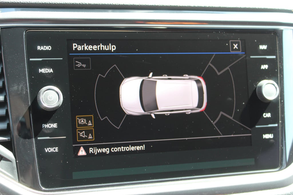 Volkswagen T-roc 1.5 tsi r-line | acc | navi | camera | dsg | trekhaak