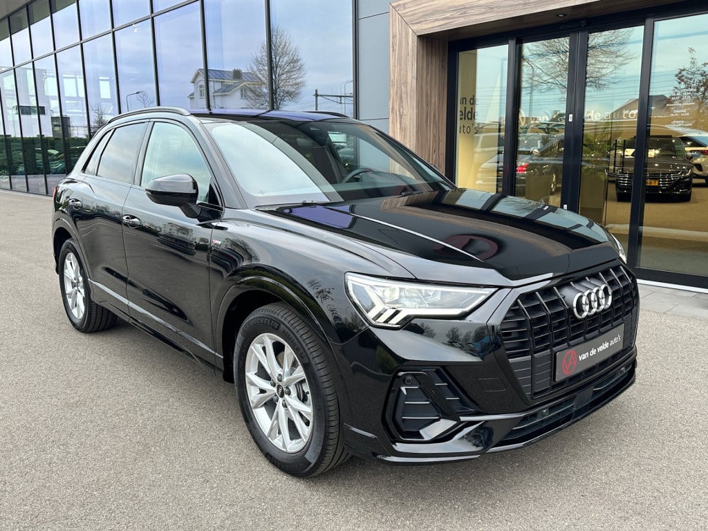 Audi Q3 35 tfsi s-line | panoramadak | zwart optiek | trekhaak | camera | e