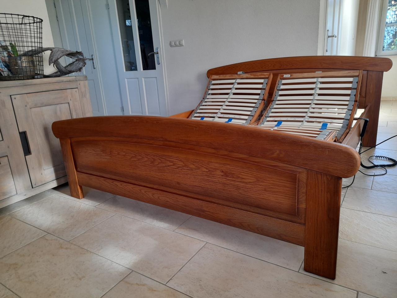 2 Persoons bed met 2 elektrisch verstelbare lattenbodems (in goede staat )