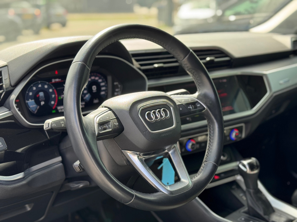 Audi Q3 35 tfsi design luxe * trekhaak * sportstoelen* carplay