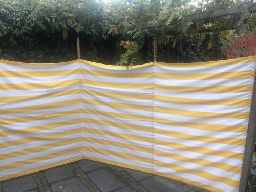 Zelfgemaakt wind-strandscherm 3.75 lang, 1.60 hoog incl. stokken